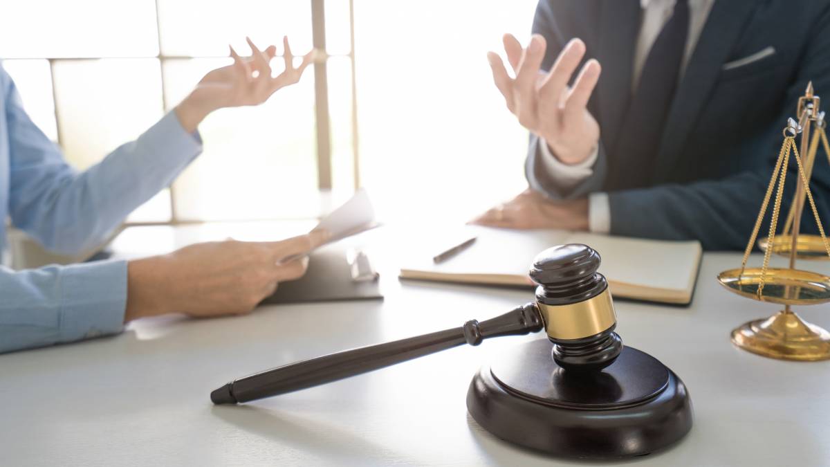 Stratégies incontournables pour une défense solide en affaires criminelles